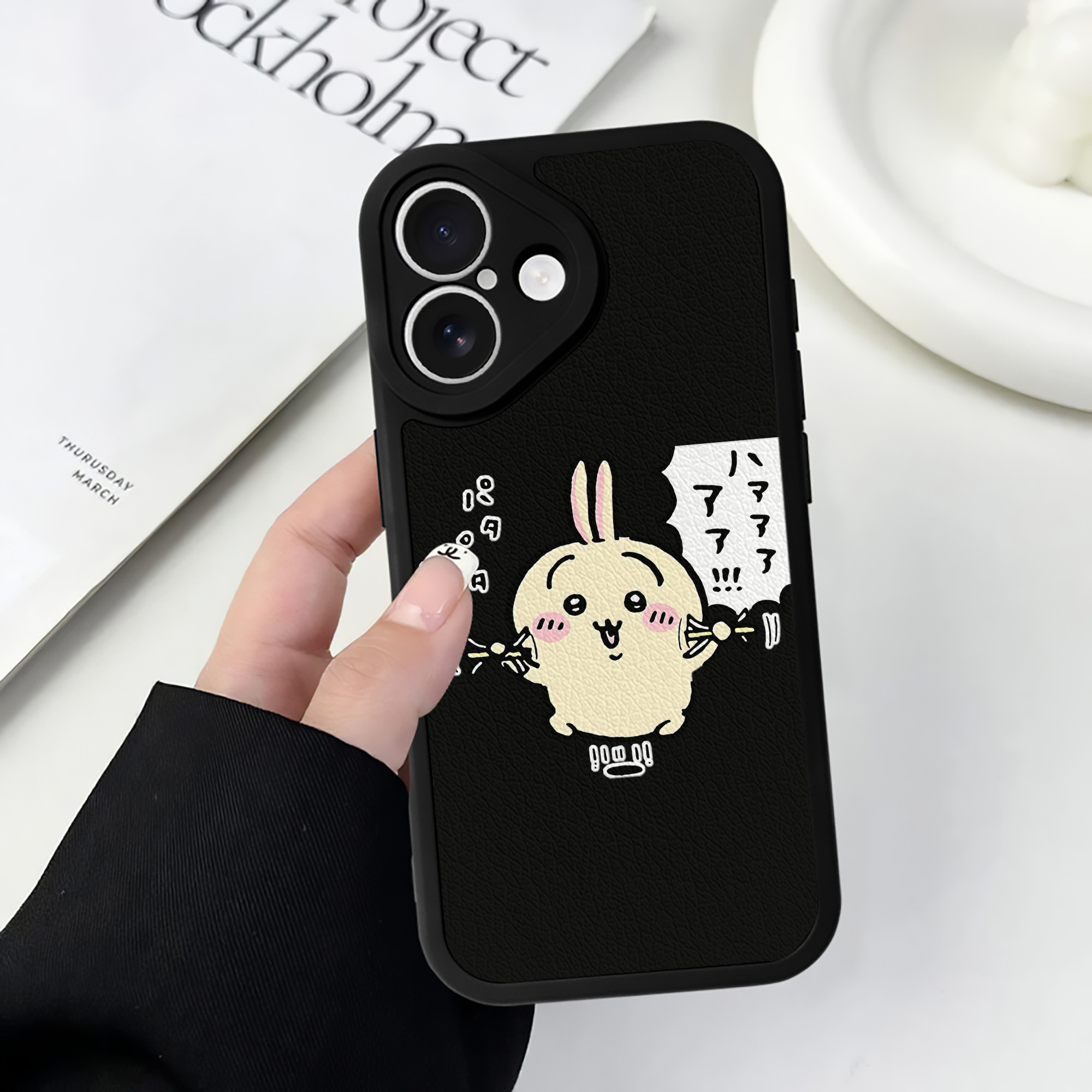 （画像用） ちいかわ うさぎ Chii-kawa usagi 【iPhone 16シリーズ対応】シリコンスマホケース（レザー調） 材質：シリコン